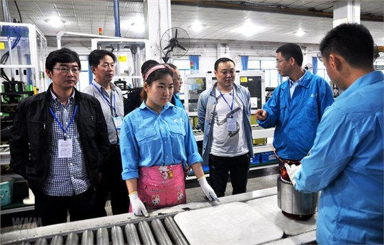 审核人员在皖南电机生产现场实地查看 审核人员在皖南电机生产现场实地查看