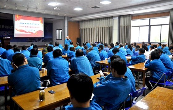 党委副书记、工会主席胡夏生主持论坛 党委副书记、工会主席胡夏生主持论坛