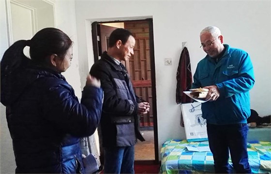 皖南电机工会主席将爱心捐款交给患病员工 皖南电机工会主席将爱心捐款交给患病员工