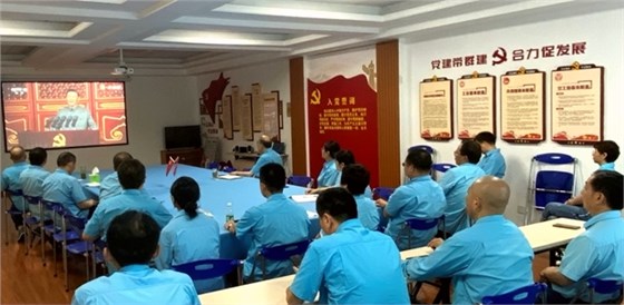皖南电机党委书记、副董事长管兵正在与公司党员干部一起集中收看大会直播 皖南电机党委书记、副董事长管兵正在与公司党员干部一起集中收看大会直播