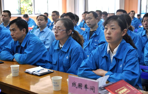 皖南电机员工认真聆听标兵事迹报告 皖南电机员工认真聆听标兵事迹报告