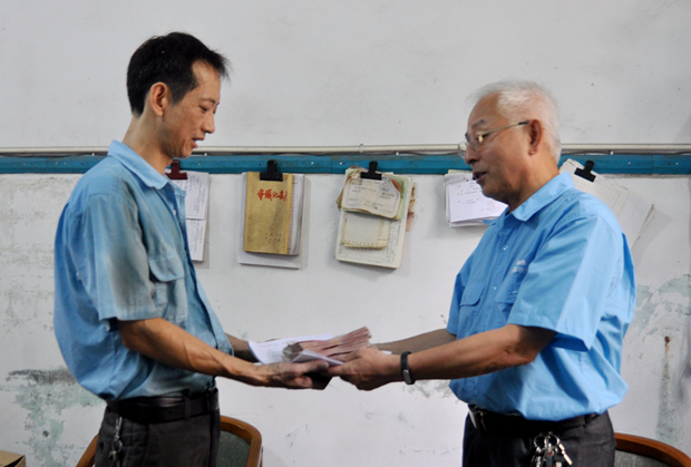 皖南电机工会主席胡夏生将爱心款交到徐彬手中 皖南电机工会主席胡夏生将爱心款交到徐彬手中