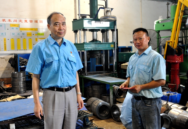 皖南电机党委管书记在压铸车间慰问 皖南电机党委管书记在压铸车间慰问